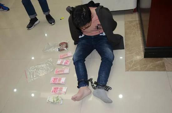 犯罪嫌疑人林某宏被制服。警方供图