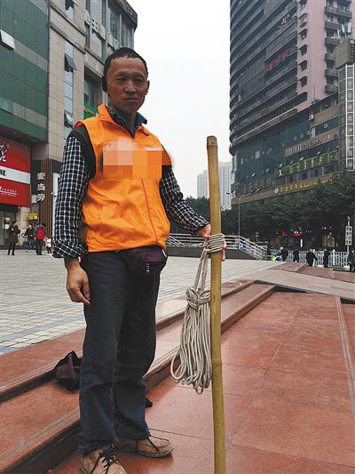 重庆街头现滴滴棒棒：手机上下单 就有人服务