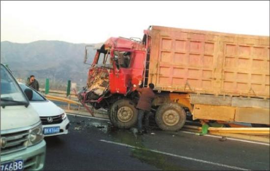 最高检驻秦城监狱干警路遇车祸 冒爆炸危险救援