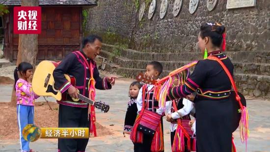 云南普洱市老达保村一村村民人人开&ldquo;演艺公司&rdquo; 光分红就是200多万