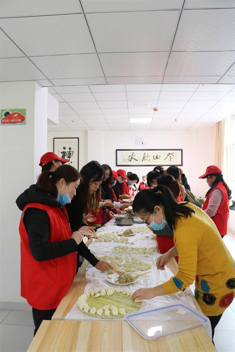 12月22日,窗外寒风凛冽,屋内欢声笑语,有着浓郁中国味的冬至已经来临,榆林市榆阳区驼峰路街道办事处金榆社区老年人日间照料中心里一片喜气洋洋,原来是由榆阳区房产所、榆阳区住房保障中心、驼峰办金榆社区、驼峰办金林社区、榆林市社区工作协会等共同组织开展的“和谐社区、幸福家园”冬至特困人群送饺子连情谊活动在这里举行。