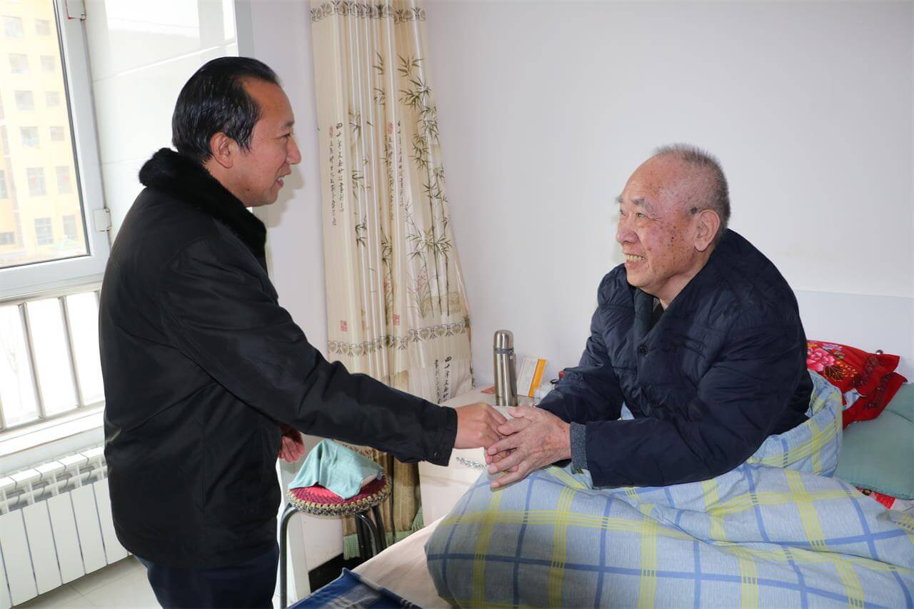 榆林市社区工作协会会长、金榆社区党支部书记陪同贺德飞来到李伏金家中,今年70岁高龄的李伏金老人年轻时参军不幸截肢,现在卧床不起,还患有糖尿病、脑瘤等疾病,日常生活靠老伴照料,贺德飞将四盒饺子、两袋羊肉粉汤送到李伏金家中,老人高兴地说,在他的印象中,冬至这天收到这样的惊喜还是头一回,他感觉特别幸福。