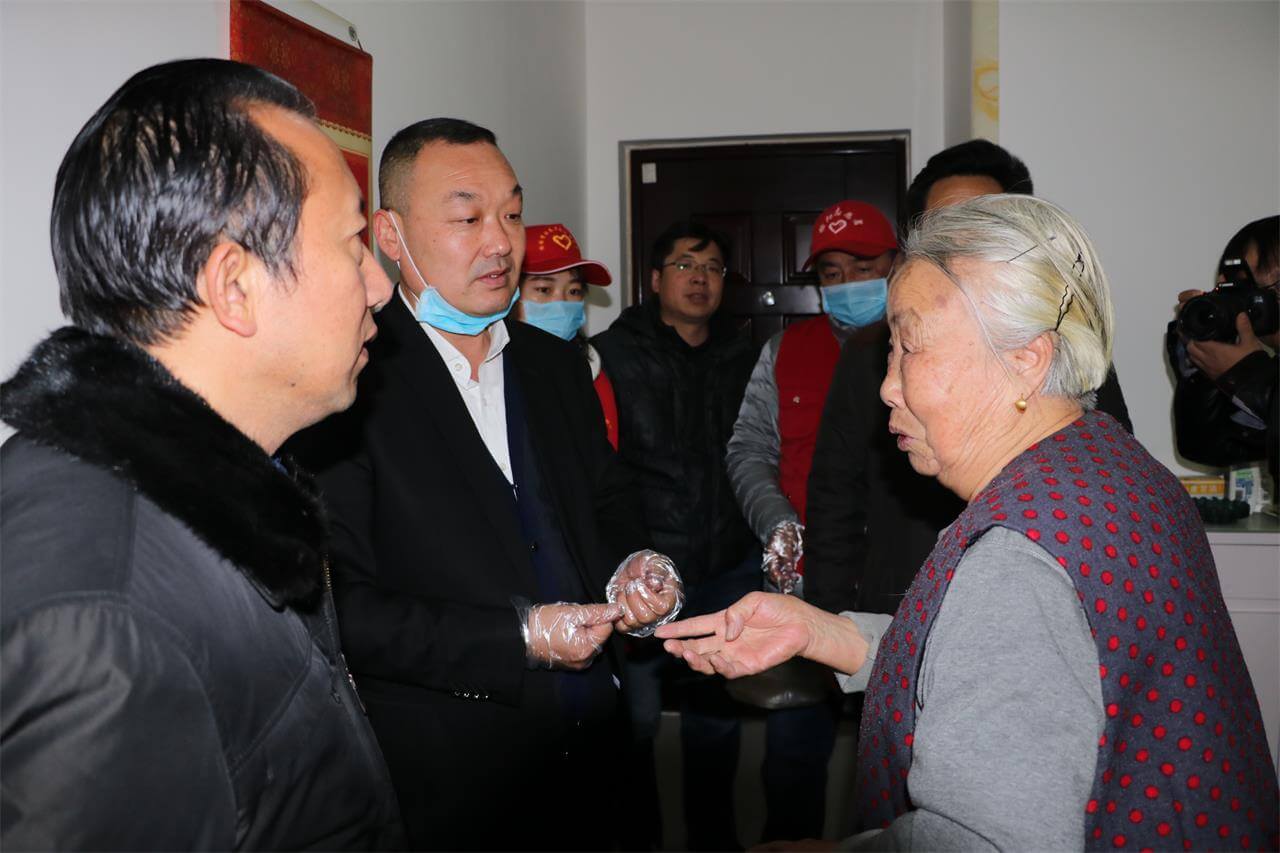 年仅38岁的张亚妮肢体一级残疾,无生活自理能力,患有严重的脑萎缩,父母去世,一直未婚,和姨母一起生活。金榆社区了解到她的情况后,一直给予各方面照顾,协助申请低保、发放慰问品、时常走访看望等,保障其正常生活。