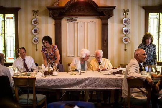 ▲结婚仪式后，艾尔文夫妇和亲友们一起用餐&nbsp;&nbsp;&nbsp;图据《纽约时报》