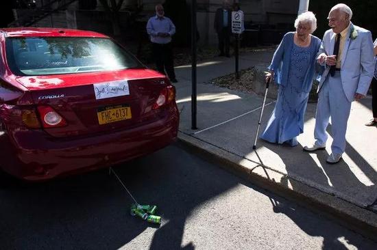 ▲艾尔文的红色丰田车，车尾贴着一张纸，上面写着&ldquo;刚刚结婚&rdquo; 图据《纽约时报》