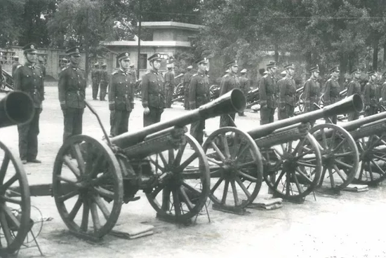 第一代礼炮兵利用缴获日本94式步兵炮进行操炮动作训练。