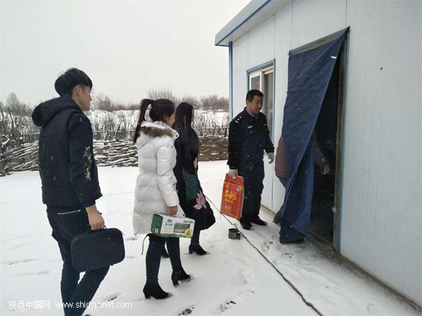 <a href=https://www.shidiannet.com/zt/shaanxi/ target=_blank class=infotextkey>陕西</a>神木市爱心人士：雪中送温暖 真情暖人心