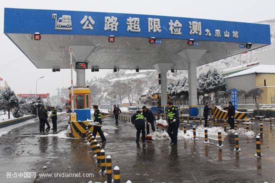 陕西清涧九里山治超站执法人员除雪清道 抗雪灾