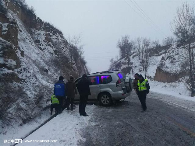 外省车辆雪天山路被困 <a href=https://www.shidiannet.com/zt/shaanxi/ target=_blank class=infotextkey>陕西</a><a href=https://www.shidiannet.com/zt/jingbian/ target=_blank class=infotextkey>靖边</a>交警温暖相助