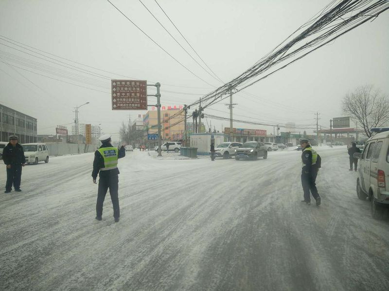 陕西靖边公安交警：有一种雪景叫“雪警”