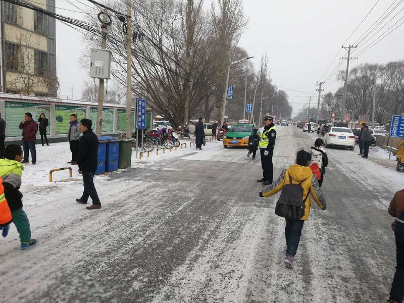 大雪纷飞点缀了警服,不一样的风景 不一样的使命,不一样的是我们靖边的“风雪警察”。