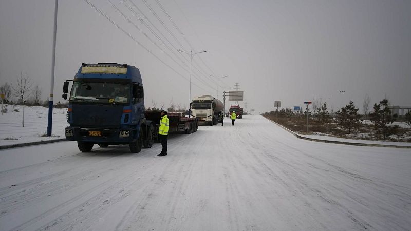同时,加派警员进行道路巡查、指挥疏导和救助群众等工作,提醒过往行人注意交通安全,并提醒广大驾驶员雪天路滑,注意行车安全。
