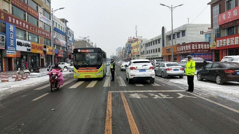 靖边交警提醒广大驾驶员降雪导致路面积水结冰,请及时关注路况信息,尽量减少驾车出行。如需出行,注意控制车速,保持安全车距,谨慎驾驶,确保行车安全。(赵冉梦)