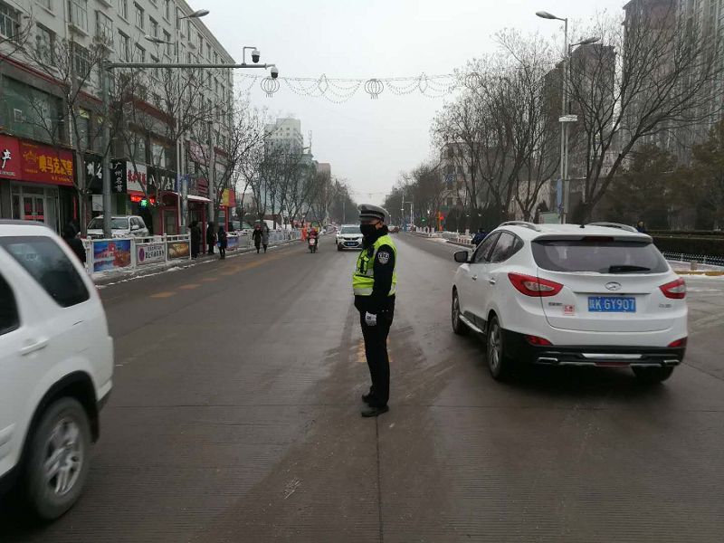 纷飞的雪花让路面满是积雪和结冰,大范围的降雪给辖区道路交通安全管理工作带来了严峻考验,为最大限度预防和减少交通事故发生,确保群众出行安全和道路畅通,靖边县公安局交警大队民警以雪情为警情,进入全面应对雨雪恶劣天气的备战状态,不断加强路面的巡逻力度,并在辖区内重要路口、坡道、弯道设立执勤点,在路面播洒融雪剂、盐、增加轮胎与路面的摩擦,尽量保证路面上的道路畅通。