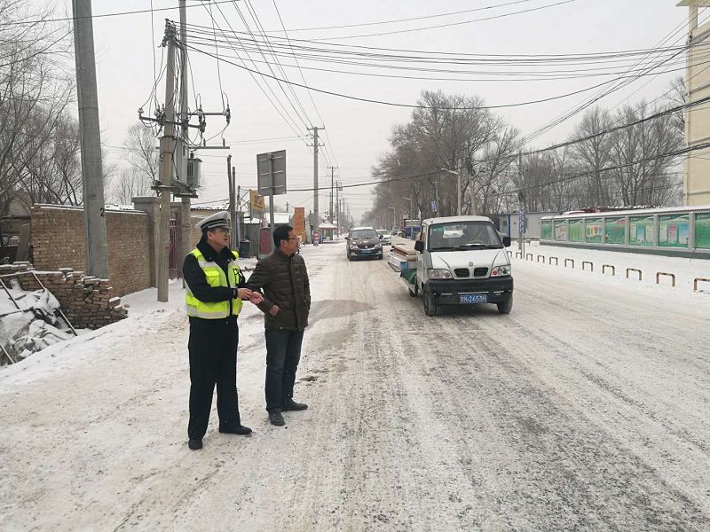 陕西靖边公安交警:有一种雪景叫“雪警”