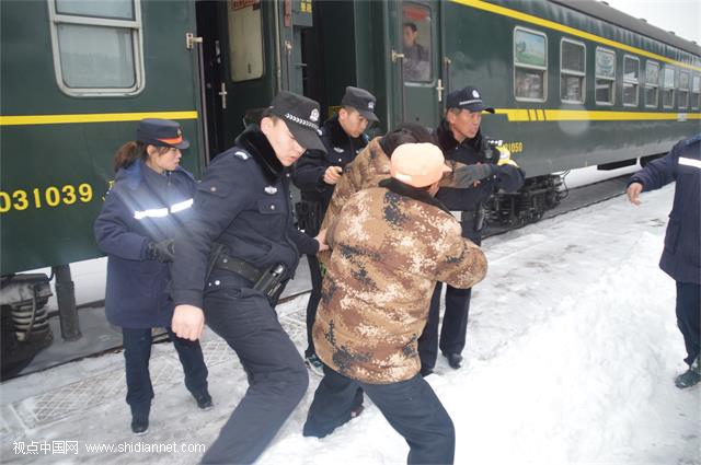 民警张显利帮助残疾旅客下车