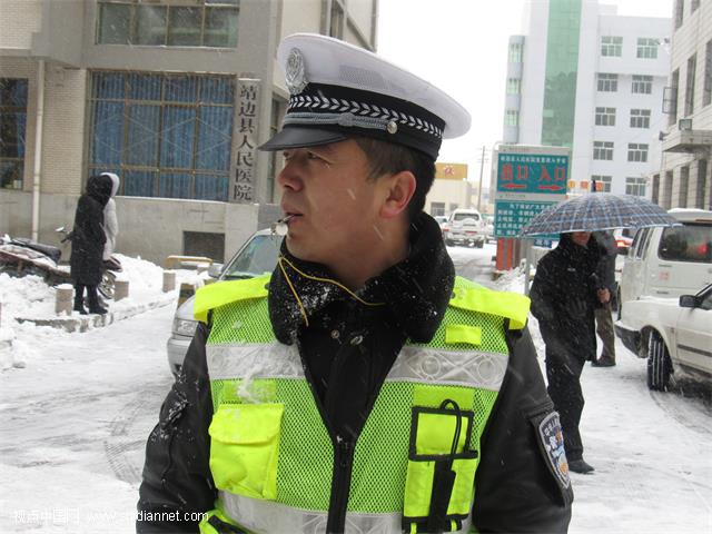 陕西靖边交警雪中“试镜”带来寒冬里的温暖