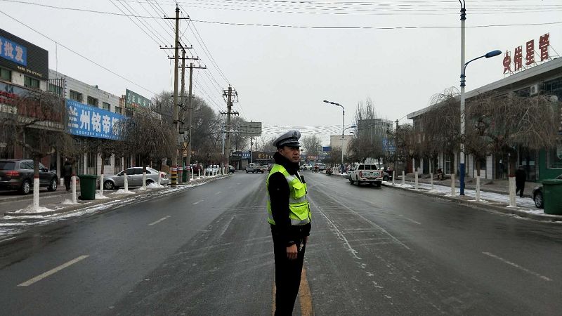 陕西靖边公安交警:有一种雪景叫“雪警”