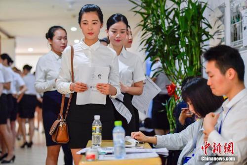 资料图：正在参加校园招聘的大学生。