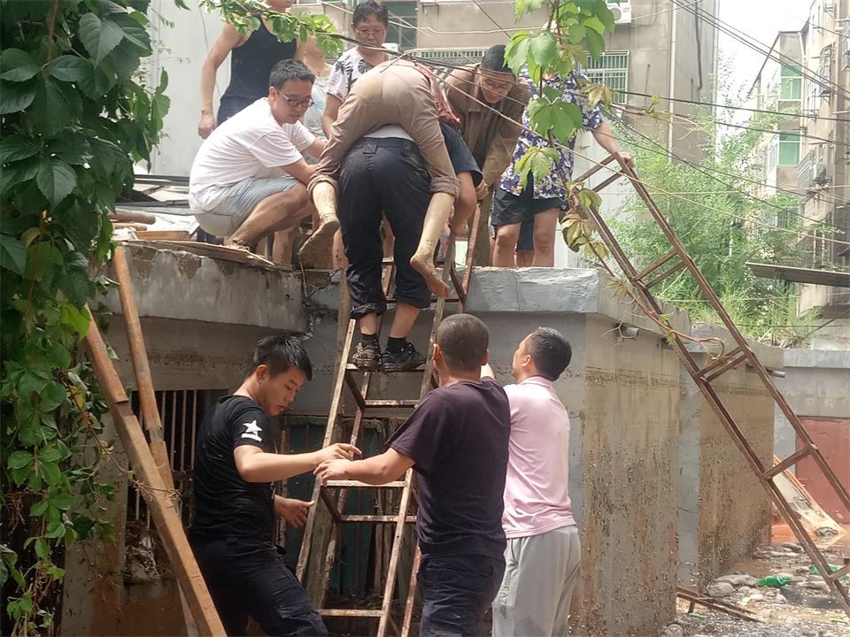 在抗洪救灾的同时,狠抓维护稳定,安排20名巡特警大队警力屯警街面,及时接处警,并抽调刑警、禁毒等警力沿文化路、西山路等受灾严重的地点和部位开展街面道路清理、交通秩序疏导管制、社会治安防控和群众救助、安抚工作,始终保持对各类违法犯罪的高压打击态势,坚决打击各种借灾谋利、趁灾打劫、哄抢物资、干扰市场秩序等行为,先后行政拘留13名违法人员,确保了灾后社会面的平稳有序。