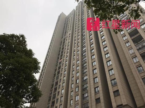 伊顿公馆28栋楼，一楼靠马路一方为商铺，一楼以上是住房 图片来源：红星新闻