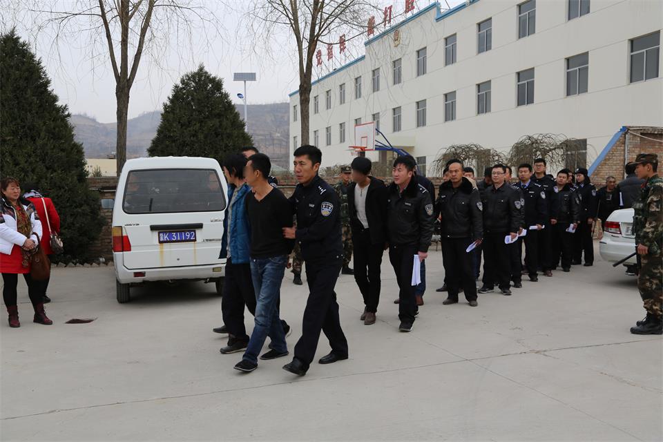 严打侵财犯罪,对团伙、系列、跨区域流窜犯罪予以严厉打击,全力遏制侵财案件多发势头。全年侦破“盗抢骗”案件235起,抓获犯罪嫌疑人57人,起诉11人。1月18日,破获吕某某跨省系列盗窃案20余起;5月24日,破获刘某等人盗窃摩托车、盗窃车内财物10起,抓获犯罪嫌疑人5名;9月5日深挖郝星星、宫庆庆等人系列流窜盗窃30余起,追回被盗汽车2辆、摩托车13辆、手机2部。