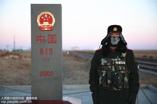 内蒙古开启冰冻周 边防哨兵零下30℃界碑站岗(图)