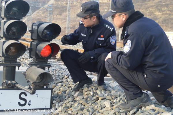 寒潮来袭 陕西延安黄陵铁警未雪绸缪确保旅客温暖出行