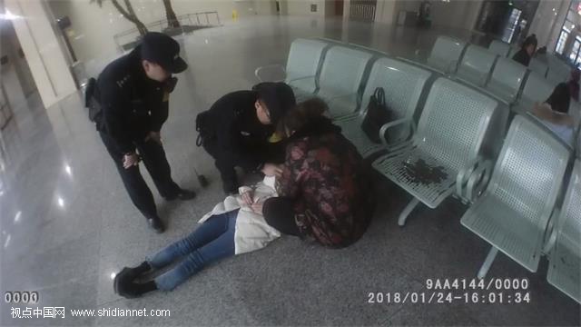 陕西延安火车站旅客突然晕倒 铁警及时救助