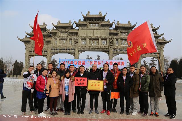 陕西绥德公安30余名民警助力冬季环城长跑