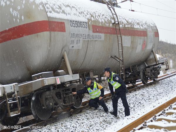 陕西神木铁警以雪为令 多项举措为旅客出行保安全