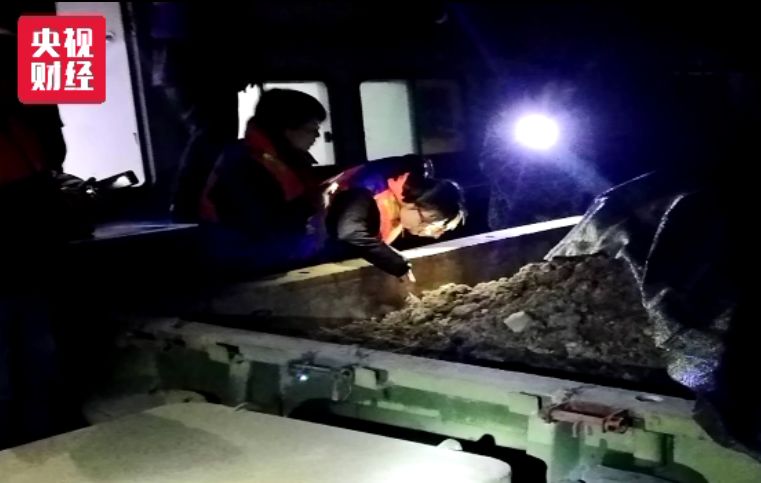 安徽2500吨工业垃圾倾倒长江滩 谁让母亲河如此受伤?