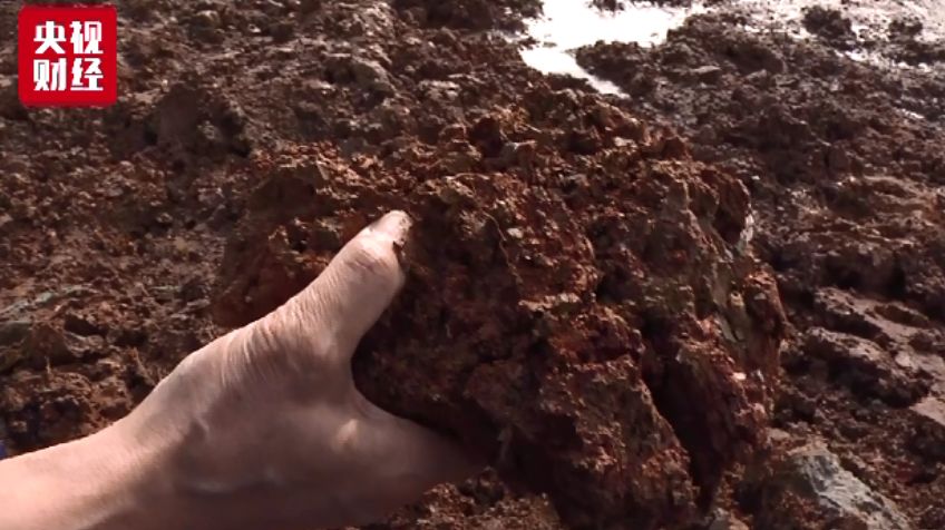 安徽2500吨工业垃圾倾倒长江滩 谁让母亲河如此受伤?