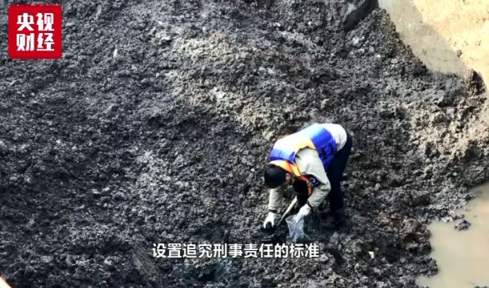 安徽2500吨工业垃圾倾倒长江滩 谁让母亲河如此受伤?