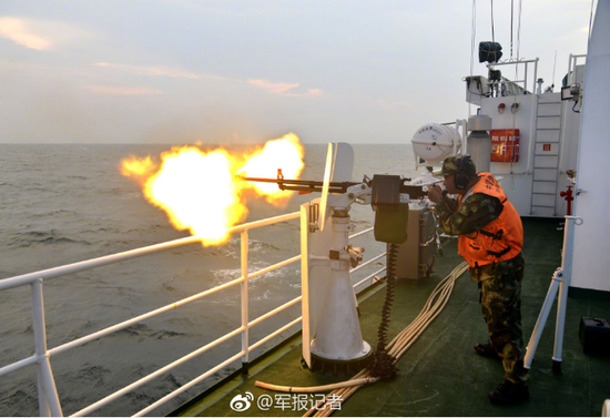 中国海警船在南海实弹射击训练 舰炮威武开火(图)