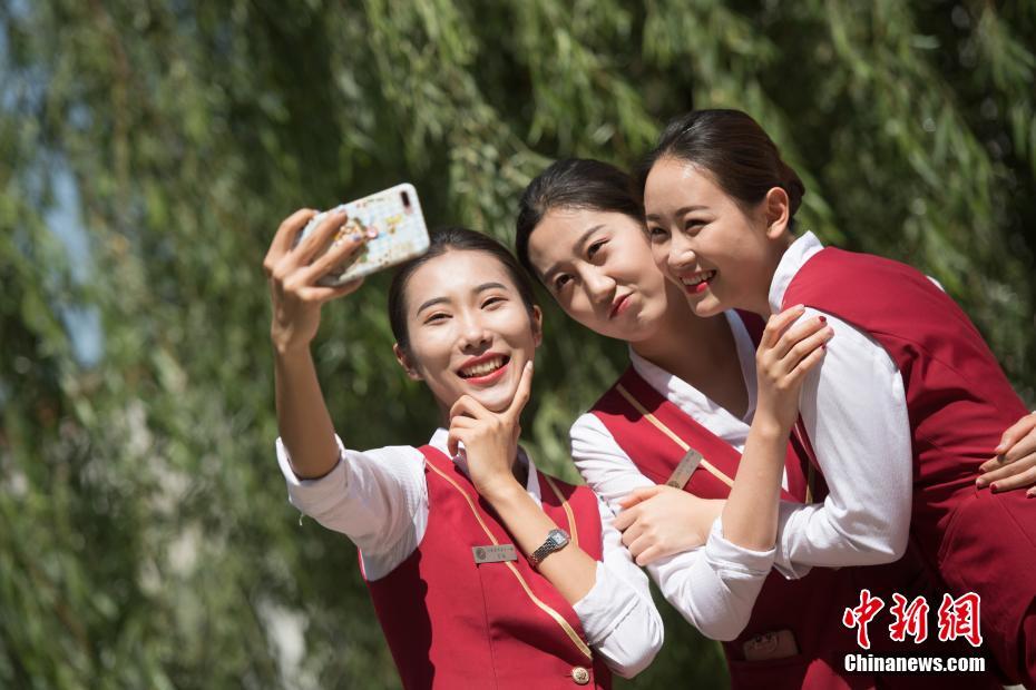 6月1日,太原山西旅游职业学院空乘专业的毕业生们身着航空制服拍摄创意毕业照,以此纪念青春时光。