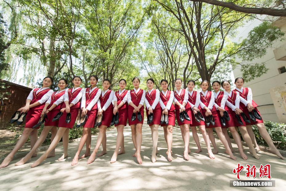 6月1日,太原山西旅游职业学院空乘专业的毕业生们身着航空制服拍摄创意毕业照,以此纪念青春时光。