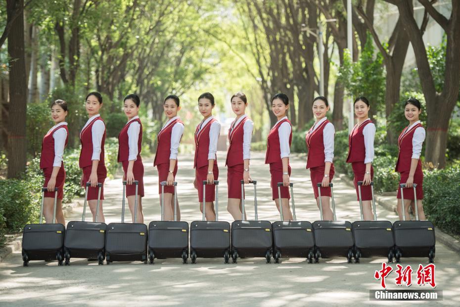 6月1日,太原山西旅游职业学院空乘专业的毕业生们身着航空制服拍摄创意毕业照,以此纪念青春时光。
