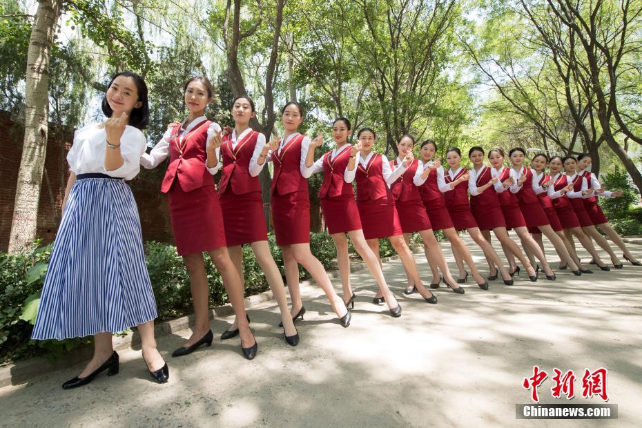 6月1日,太原山西旅游职业学院空乘专业的毕业生们身着航空制服拍摄创意毕业照,以此纪念青春时光。