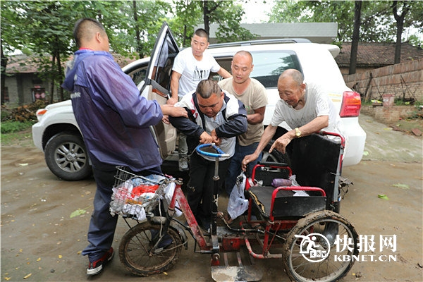 渭南残疾小伙摆摊与爷爷奶奶相依为命 鑫聚货运伸援手献爱心