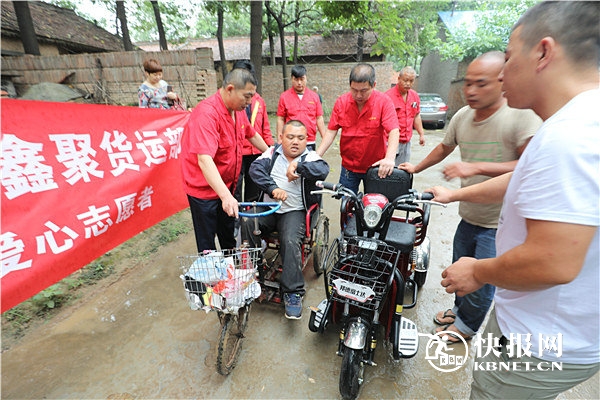 渭南残疾小伙摆摊与爷爷奶奶相依为命 鑫聚货运伸援手献爱心