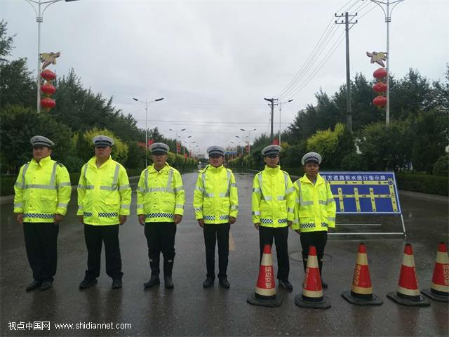 暴雨袭击陕西靖边 交警冒雨奋战15小时确保市民生命财产安全