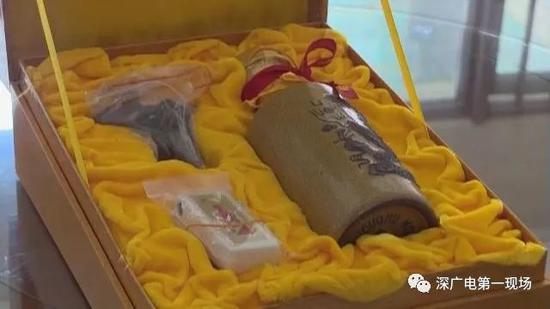 男子花上万元买30年茅台 7年后拿出瓶子空了
