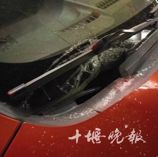 十堰男子狂砸5辆车连自己的也不放过 竟然只是为了泄愤
