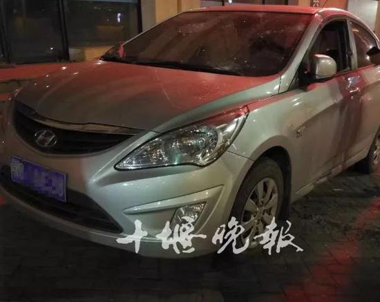 十堰男子狂砸5辆车连自己的也不放过 竟然只是为了泄愤