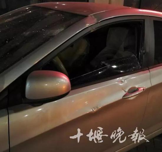 十堰男子狂砸5辆车连自己的也不放过 竟然只是为了泄愤