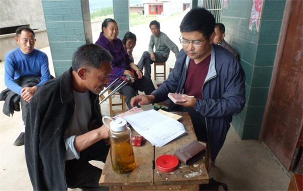 景龙呈为文峰乡土门村困难群众发放产业发展奖补资金 