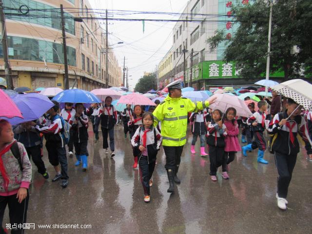 陕西靖边交警秋雨中坚守岗位演绎别样的风采