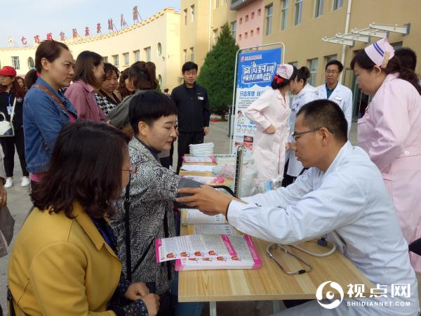 榆林市榆阳区金阳社区携手榆阳区妇幼保健院在金阳小区广场开展“共驻共建促和谐，爱心义诊暖人心 ”的义诊活动。