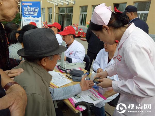 榆林市榆阳区金阳社区携手榆阳区妇幼保健院在金阳小区广场开展“共驻共建促和谐，爱心义诊暖人心 ”的义诊活动。
